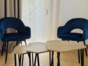 Habitación cuádruple Confort, baño privado | Escritorio, espacio para trabajar con un portátil, wifi gratis