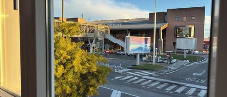 Kolmen hengen comfort-huone, kylpyhuone makuuhuoneen yhteydessä | Sisätilat