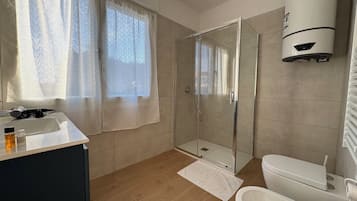 Comfort Triple Room, Private Bathroom | Bathroom