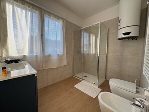 Comfort Triple Room, Private Bathroom | Bathroom - OTB ITALIA - Airport Rooms (Treviso)