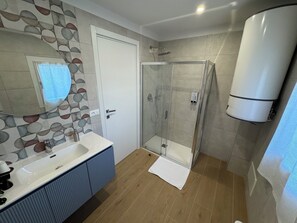 Habitación Confort doble, baño privado | Baño | Ducha, secador de pelo, toallas y jabón