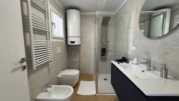 Dusche, Haartrockner, Handtücher, Seife