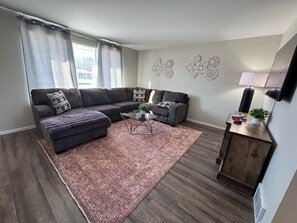 Living area - Room for Everyone - Close to University & Hospital (Thunder Bay)