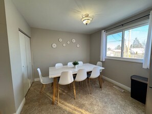 Dining - Room for Everyone - Close to University & Hospital (Thunder Bay)