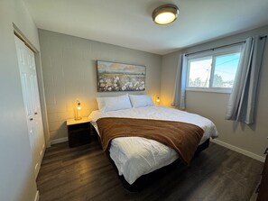 4 bedrooms, iron/ironing board, free WiFi, bed sheets - Room for Everyone - Close to University & Hospital (Thunder Bay)
