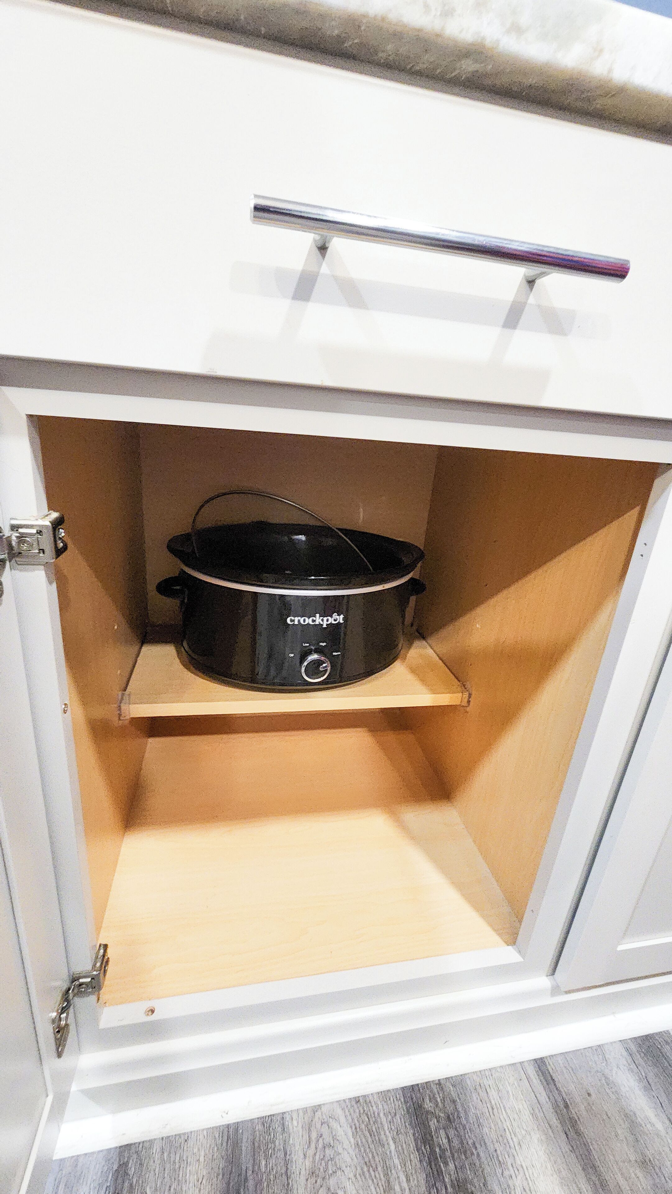 Ein Küchenschrank mit integriertem Slowcooker.