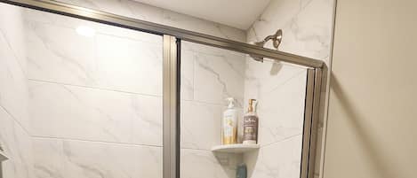 Dusche, Haartrockner, Bidet, Handtücher