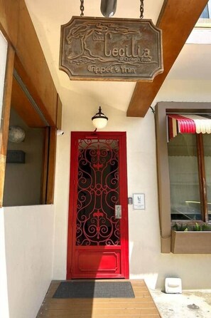 Exterior detail - Enjoy Ocean Park, its beaches and restaurants (San Juan)