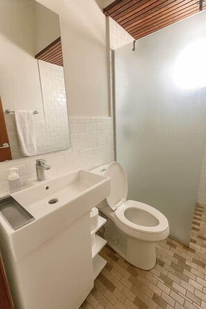 Bathroom - Enjoy Ocean Park, its beaches and restaurants (San Juan)