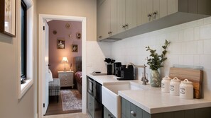 Interior - Hamish's Hideaway, cosy 1 bedroom retreat near botanic gardens (Daylesford)