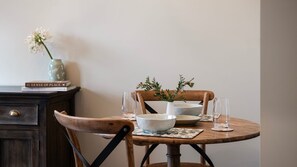 Dining - Hamish's Hideaway, cosy 1 bedroom retreat near botanic gardens (Daylesford)