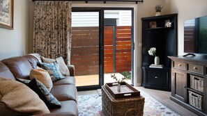 Living area - Hamish's Hideaway, cosy 1 bedroom retreat near botanic gardens (Daylesford)