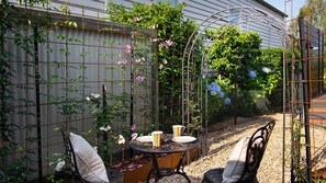 Outdoor dining - Hamish's Hideaway, cosy 1 bedroom retreat near botanic gardens (Daylesford)