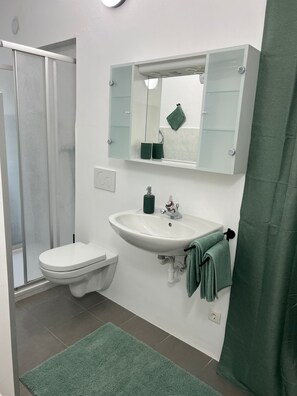Towels, soap, toilet paper - New, cozy vacation apartment with garden and sunny pool area - top location. (Kaltern)