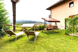 Property grounds - New, cozy vacation apartment with garden and sunny pool area - top location. (Kaltern)