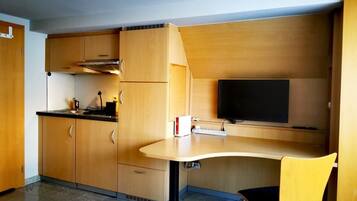 Fridge, microwave, coffee/tea maker, electric kettle
