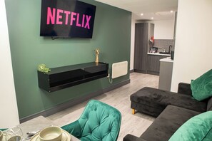 Smart TV - Central Bradford Apt | Super King Bed | Workspace | Washer/Dryer | Fast Wi-Fi (Bradford)