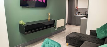 Central Bradford Apt | Super King Bed | Workspace | Washer/Dryer | Fast Wi-Fi