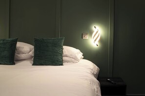 1 bedroom, desk, iron/ironing board, travel cot - Central Bradford Apt | Super King Bed | Workspace | Washer/Dryer | Fast Wi-Fi (Bradford)