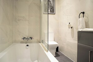 Hair dryer, towels, soap, shampoo - Central Bradford Apt | Super King Bed | Workspace | Washer/Dryer | Fast Wi-Fi (Bradford)