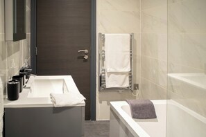 Bathroom - Central Bradford Apt | Super King Bed | Workspace | Washer/Dryer | Fast Wi-Fi (Bradford)