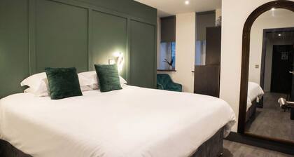 Central Bradford Apt | Super King Bed | Workspace | Washer/Dryer | Fast Wi-Fi
