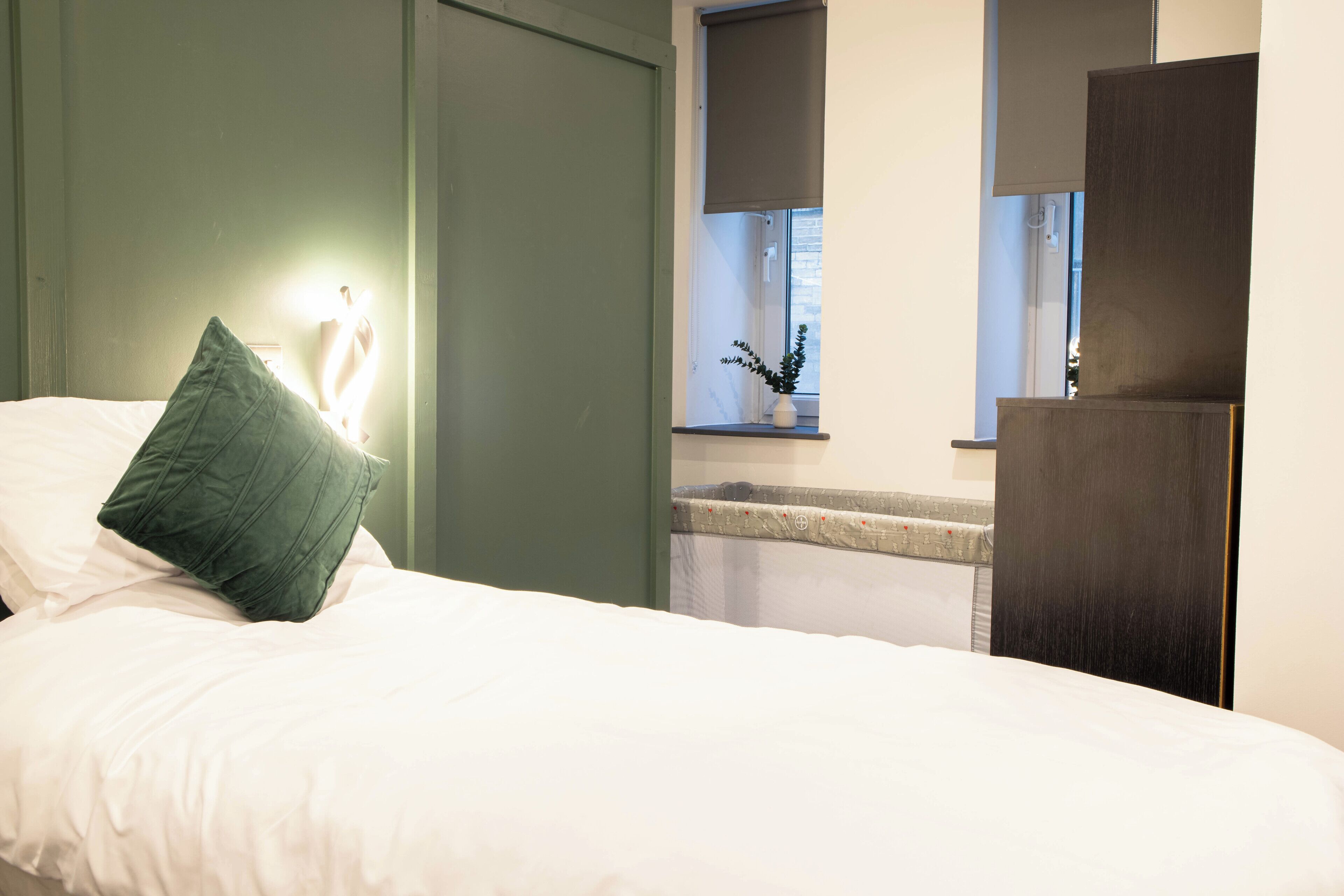 1 Schlafzimmer, Schreibtisch, Bügeleisen/Bügelbrett, Reisekinderbett