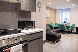 Fridge, microwave, oven, stovetop - Central Bradford Apt | Super King Bed | Workspace | Washer/Dryer | Fast Wi-Fi (Bradford)