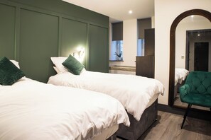 Spa - Central Bradford Apt | Super King Bed | Workspace | Washer/Dryer | Fast Wi-Fi (Bradford)