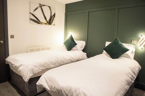 Room - Central Bradford Apt | Super King Bed | Workspace | Washer/Dryer | Fast Wi-Fi (Bradford)