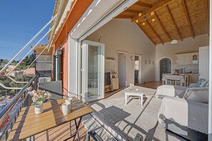 Outdoor dining - Dorothea Apartment in Chlomos with Sea View, Wi-Fi and Air Conditioning (Χλομός)