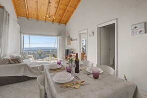 Dining - Dorothea Apartment in Chlomos with Sea View, Wi-Fi and Air Conditioning (Χλομός)