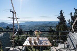 Outdoor dining - Dorothea Apartment in Chlomos with Sea View, Wi-Fi and Air Conditioning (Χλομός)