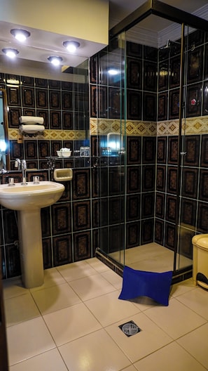 Toallas, jabón, papel de baño 