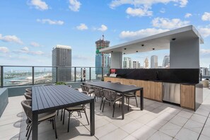 Outdoor dining - FIFA Fan Fest 10Min| Stylish 1BR+Den | Pool/CoWork (Miami)