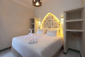 Deluxe szoba kétszemélyes vagy két külön ággyal, teraszos udvar, kilátással a medencére | Széf a szobában, hangszigetelés és ingyenes wifi