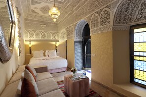 Suite Confort, patio, vue piscine | Coffres-forts dans les chambres, chambres insonorisées, Wi-Fi gratuit
