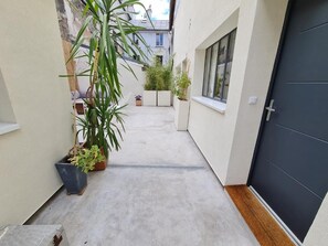 Deluxe Studio, Patio, Courtyard View | Terrace/patio - Le Saint Christophe (AUBERVILLIERS)