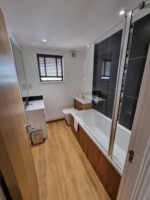 Towels, soap, toilet paper - The Avenue Apartment (Northampton)