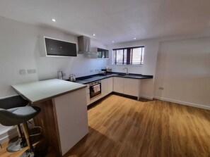 Fridge, microwave, oven, stovetop - The Avenue Apartment (Northampton)