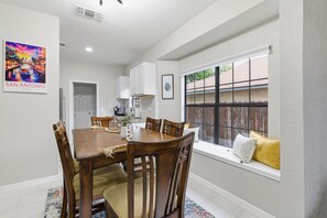 Dining - Sleeps 10, Fire Pit & Covered Patio, Near DT (San Antonio)