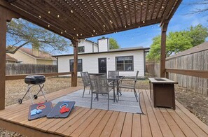 Outdoor dining - Sleeps 10, Fire Pit & Covered Patio, Near DT (San Antonio)