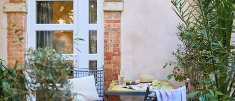 Studio (1 Bedroom) | Courtyard