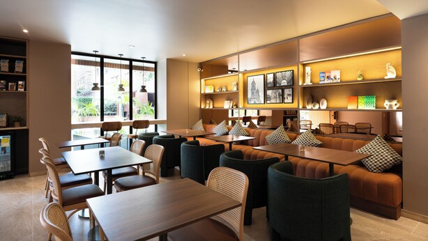 A modern restaurant with booths, tables, and a variety of seating options. - Bomma House - Parque 93 (Bogotá)
