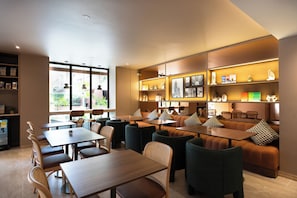 Ein modernes Restaurant mit Sitzecken, Tischen und unterschiedlichen Sitzmöglichkeiten.