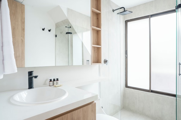 Grand Apartment | Bathroom | Shower, rainfall showerhead, free toiletries, towels