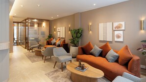 A modern living room with a sofa, armchairs, a coffee table, and a potted plant. - Bomma House - Parque 93 (Bogotá)