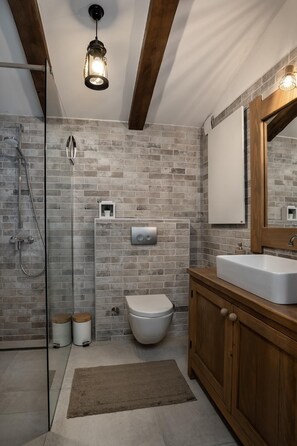 Een douche, een haardroger, handdoeken, zeep