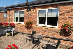 Outdoor dining - Stylish cottage escape, a stroll from Morpeth town centre (Northumberland)