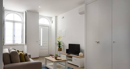 Red Door Flat by Trip2Portugal